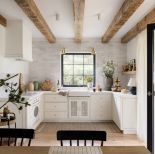 biała kuchnia z drewnem