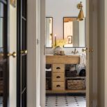 biała łazienka z drewnem