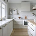 biała kuchnia z drewnem