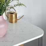 szare szafki kuchenne z białym blatem