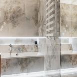 łazienka z drewnianymi dodatkami