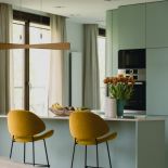 zielona kuchnia z wyspą w mieszkaniu