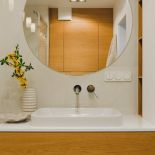 biała łazienka z drewnem