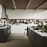 czarna kuchnia w stylu rustykalnym