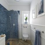 biało niebieska łazienka