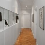 wąski korytarz w stylu minimalistycznym