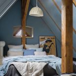 niebieska sypialnia na poddaszu