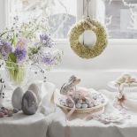 ozdoby wielkanocne na okno parapet drzwi