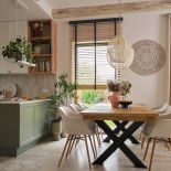 zielona kuchnia z jadalnią w naturalnych kolorach