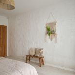 przytulna sypialnia w naturalnych kolorach