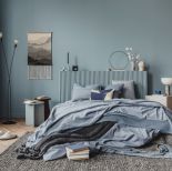 pastelowo niebieska sypialnia