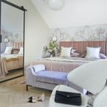 pastelowe różowe łóżko