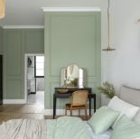 pastelowo zielona ściana w sypialni