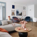 eleganckie mieszkanie z błękitnymi drzwiami