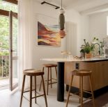 kuchnia z wyspą w gdyńskiej modernistycznej kamienicy