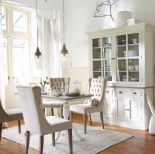 ściana za stołem z kredensem