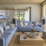 przytulny salon w domu nad mazurskim jeziorem