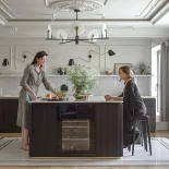 kuchnia z ryflowaną wyspą z ciemnego drewna