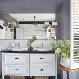 biało szara łazienka w stylu klasycznym