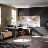 czarna kuchnia z jasnym drewnem