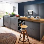 wyspa z półkami w czarnej kuchni