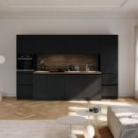 czarna kuchnia w salonie