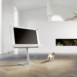 32-calowy ekran LCD BeoVision 8 w nietypowej, bo białej, obudowie. Dla mniej odważnych - wersja klasyczna, czarna. BANG