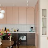 pastelowa kuchnia w mieszkaniu w bloku