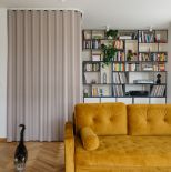 kącik biurowy za kotarą w domu