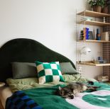 zielone łóżko z organicznym zagłówkiem