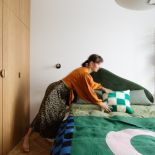 zielone łóżko w sypialni