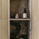 półki pod prysznicem w ścianie