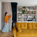 domowe biuro za kotarą w salonie