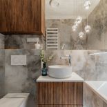 łazienka z drewnianymi meblami