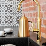 Biel, szmaragd i czerwona cegła w stylowej warszawskiej kawalerce