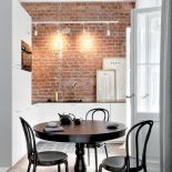 To maleńkie mieszkanie jest jak bombonierka, w której pod kolejnymi warstwami odkrywamy coraz lepsze smaki.