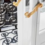 ORYGINALNA STOLARKA ZOSTAŁA STARANNIE ODNOWIONA, podobnie jak mosiężne klameczki. Światło dzienne ujrzała też kuta balustrada