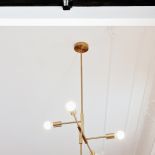 To maleńkie mieszkanie jest jak bombonierka, w której pod kolejnymi warstwami odkrywamy coraz lepsze smaki.