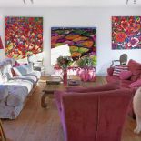 W salonie jest niewiele mebli oraz dekoracji. To obrazy urządziły pokój.