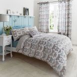 Kolekcja pościeli z błękitami jak na drewnianej boazerii, DEKORIA