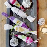 Cukierki zapakuj... w cukierki! Z kolorowej bibułki lub krepiny.