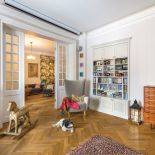 Zabytkowy konik na biegunach, meble vintage i nowoczesne wzornictwo Vitry zestawione z właściwą scenografom fantazją