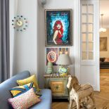 Właściciele tego niezwykłego mieszkania połączyli doświadczenie w projektowaniu wnętrz filmowych z miłością do antyków i