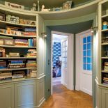 Właściciele tego niezwykłego mieszkania połączyli doświadczenie w projektowaniu wnętrz filmowych z miłością do antyków i