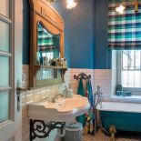 Właściciele tego niezwykłego mieszkania połączyli doświadczenie w projektowaniu wnętrz filmowych z miłością do antyków i