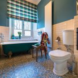 Właściciele tego niezwykłego mieszkania połączyli doświadczenie w projektowaniu wnętrz filmowych z miłością do antyków i