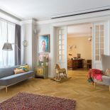 Właściciele tego niezwykłego mieszkania połączyli doświadczenie w projektowaniu wnętrz filmowych z miłością do antyków i