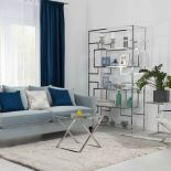 Czym zasłonić okno w salonie