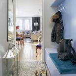 W niewielkim przedpokoju idealnym rozwiązaniem okazało się siedzisko z szafką pod spodem.