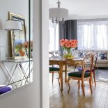 Duże lustro w przedpokoju rozjaśnia wnętrze i optycznie je powiększa.